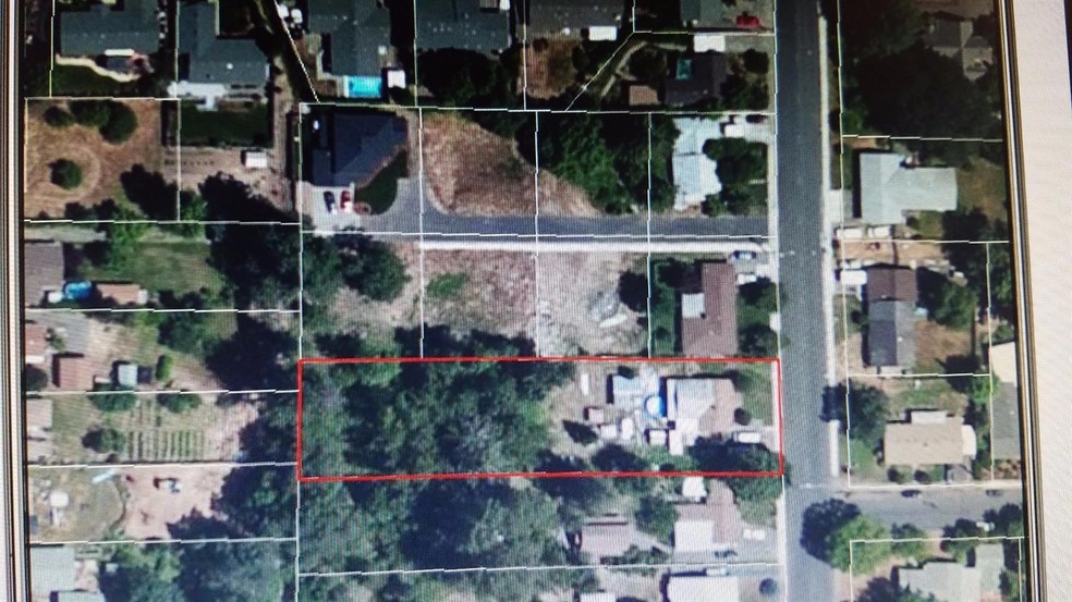 1404 NE 10th St, Grants Pass, OR 97526 - photo 1