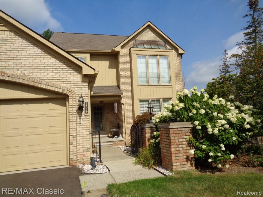 PROFESSIONALLY LANDSCAPED FRONT COURTYARD ENTRY