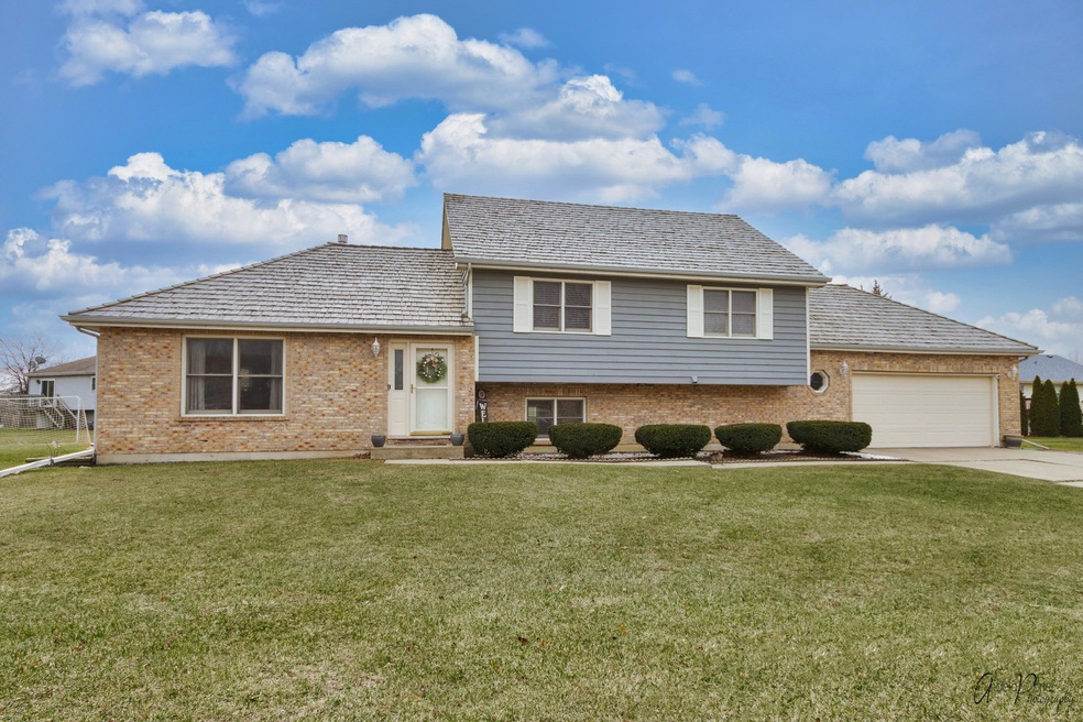 3431 Meadow Crest Cir, Gurnee, IL 60031 - photo 1