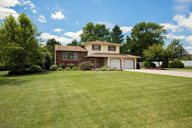 207 Yorkshire Ln, Branchburg, NJ 08876 - photo 1