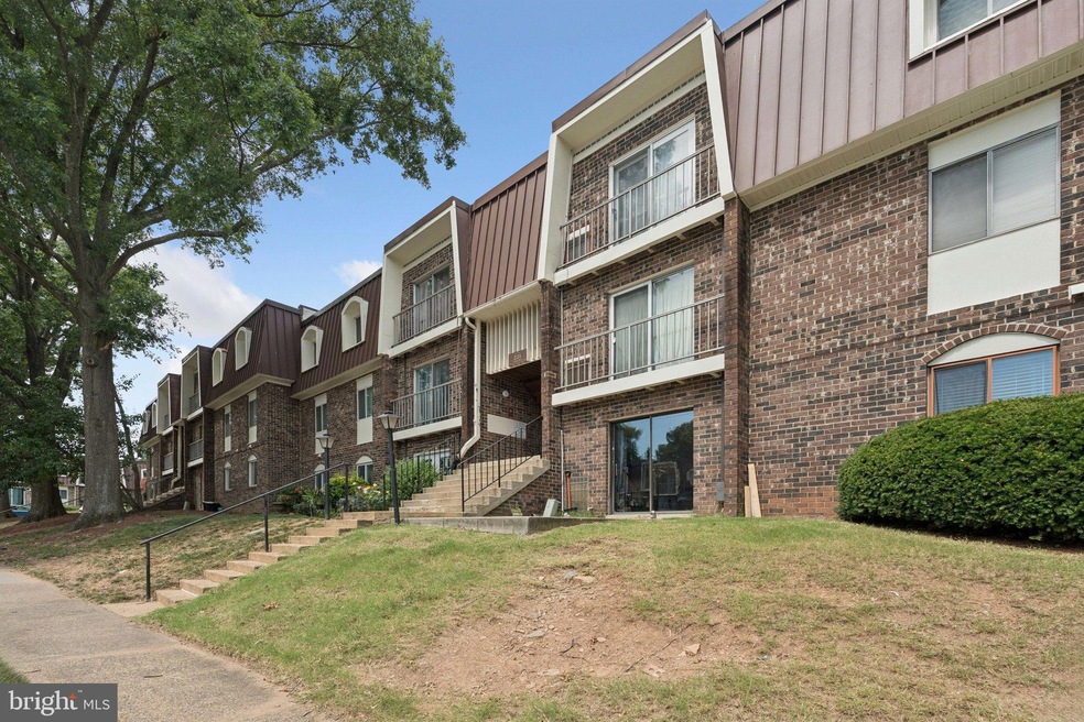 221 N Emory Dr unit 4, Sterling, VA 20164 - photo 1