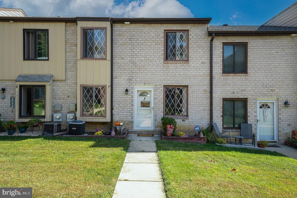 Altemus Farms unit J7, Brookhaven, PA 19015 - photo 1