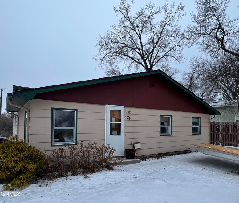 924 4th Ave NE, Jamestown, ND 58401 - photo 1