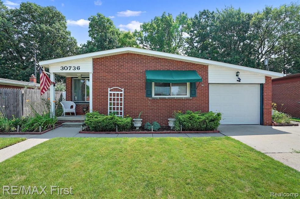 30736 J Carls St, Roseville, MI 48066 - photo 1