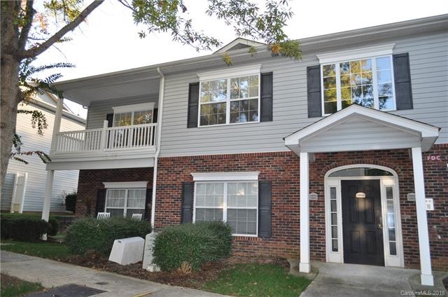 Welcome Home!! Upper Level Condo with balcony shad