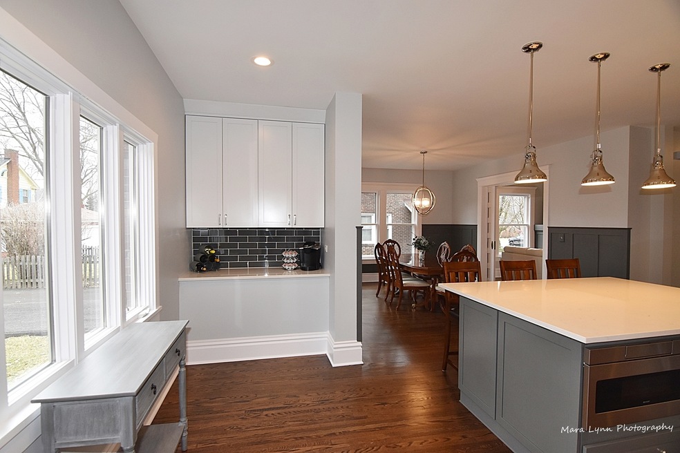 811 W Downer Place, Aurora, IL 60506 - photo 1