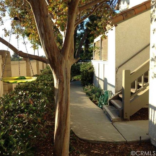 Only 2 units on this sidewalk at back of the tract