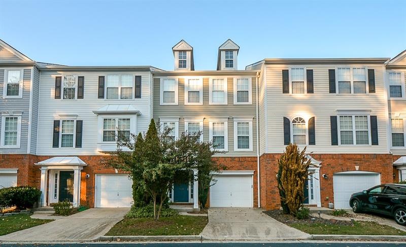 Stylish Townhome in Lake Community with 3 levels o