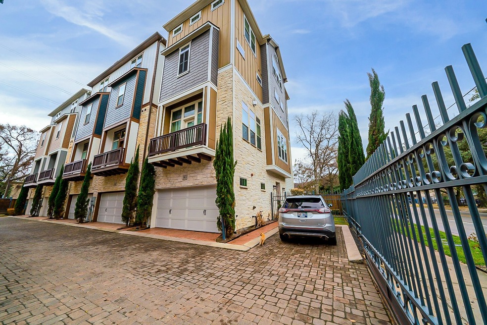 816 Yale St unit A, Houston, TX 77007 - photo 1