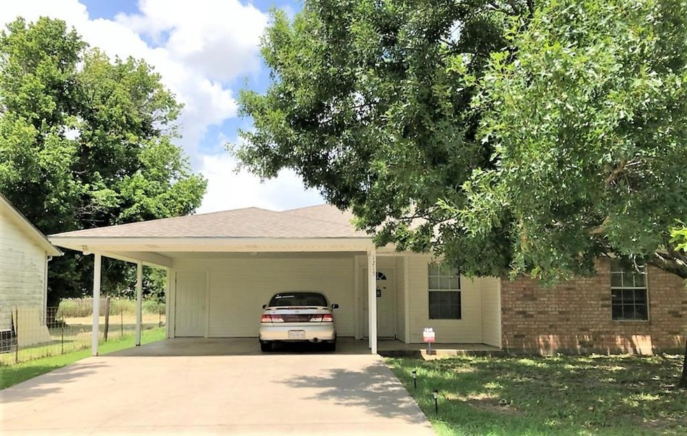 1215 S Clements St, Gainesville, TX 76240 - photo 1