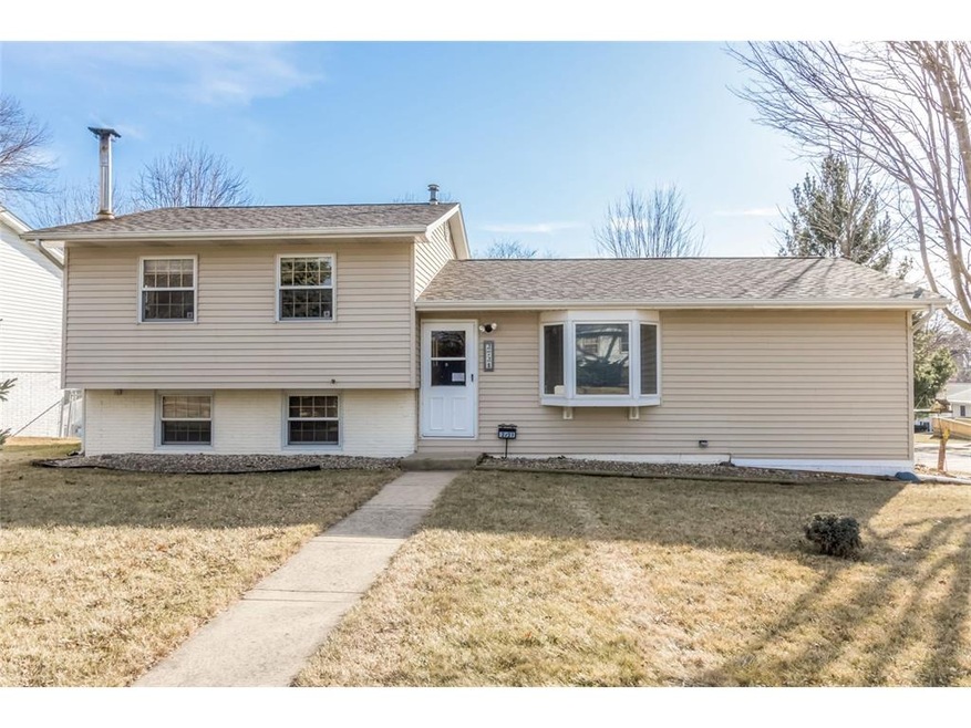 2721 Matthew Dr SW, Cedar Rapids, IA 52404 - photo 1