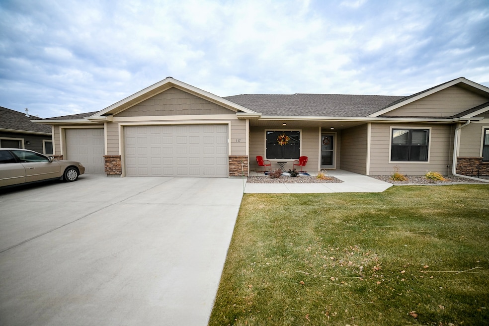117 41st Ave NE, Great Falls, MT 59404 - photo 1