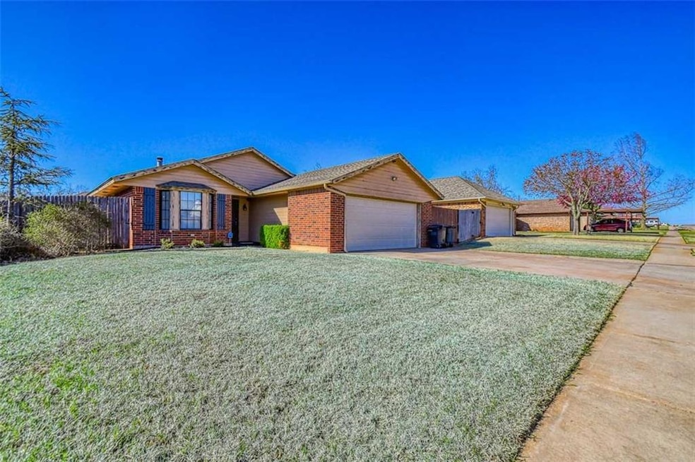 2304 NE 8th St, Moore, OK 73160 - photo 1