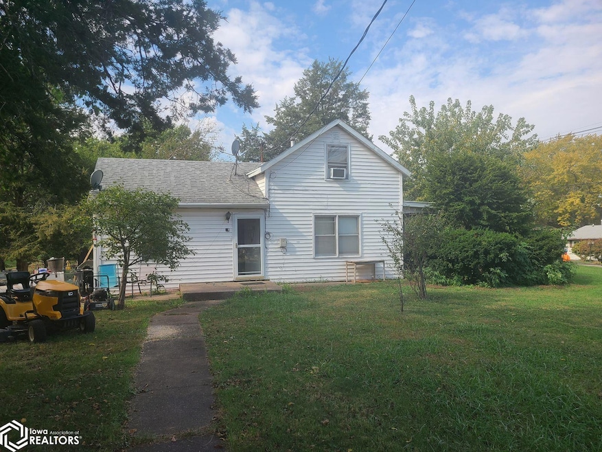 1902 W Fulliam Ave, Muscatine, IA 52761 - photo 1