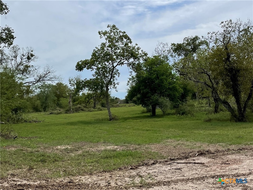 573 Robinhood Rd, Victoria, TX 77905 - photo 1