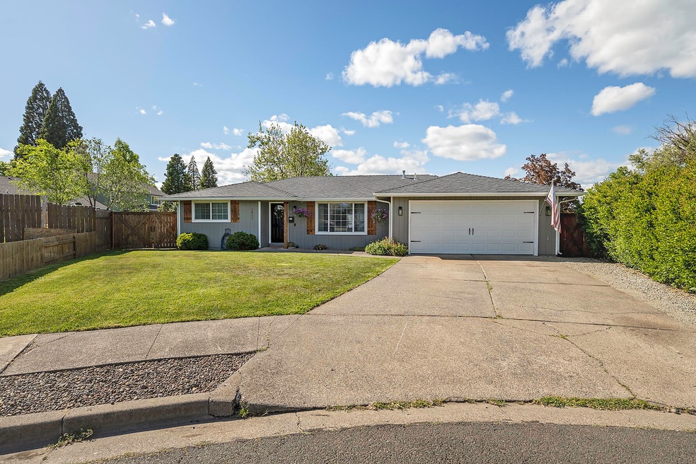 1011 Hermosa Dr, Central Point, OR 97502 - photo 1