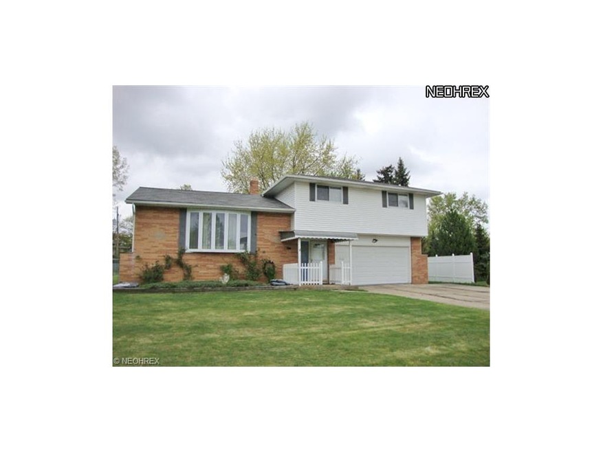 Lovely split located on 73 x 212 fenced lot! Stora