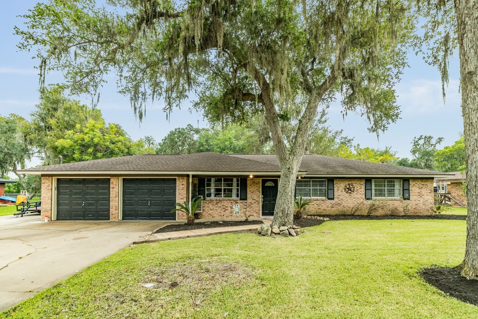 944 Mulberry Ln, Brazoria, TX 77422 - photo 1
