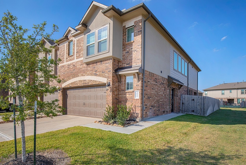 3822 Lancer Cir, Pearland, TX 77581 - photo 1