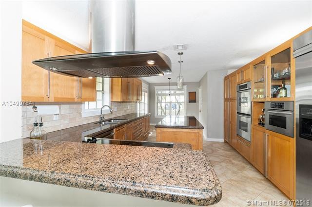 Kitchen - Wood Cabinets & Granite Counters