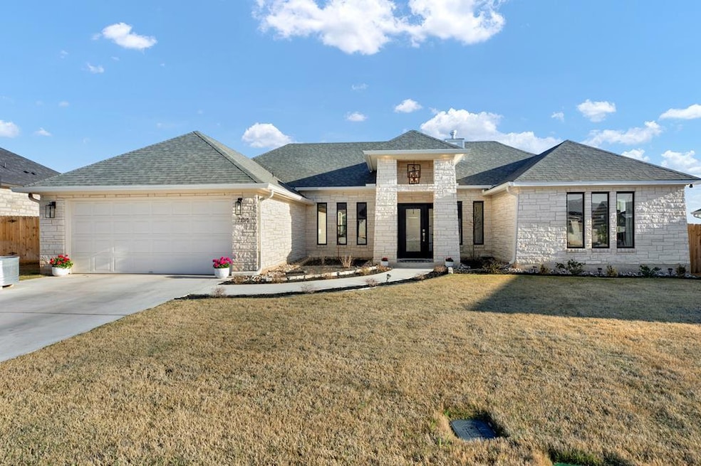 704 Shumard Ln, Fredericksburg, TX 78624 - photo 1