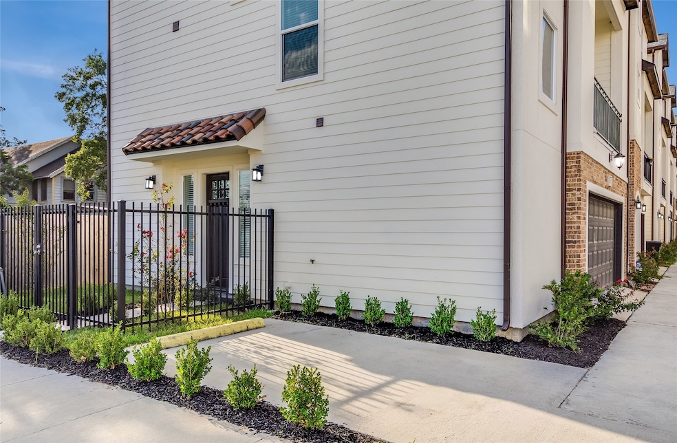 882 Wakefield Dr unit C, Houston, TX 77018 - photo 1