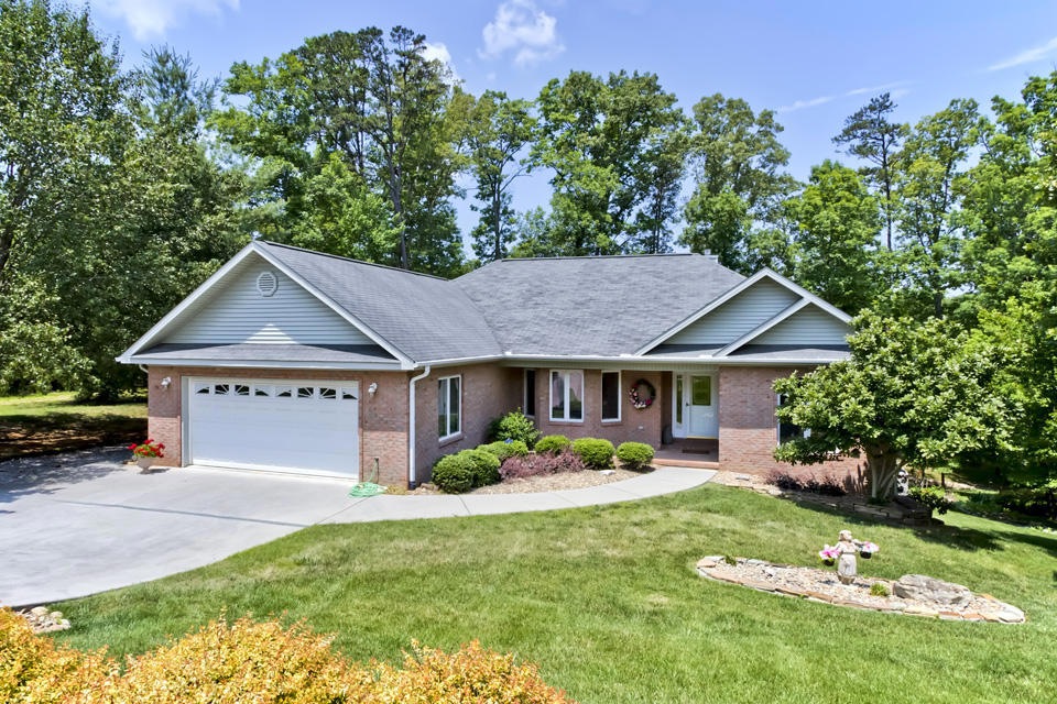 01_111_Kenosha Lane_Front