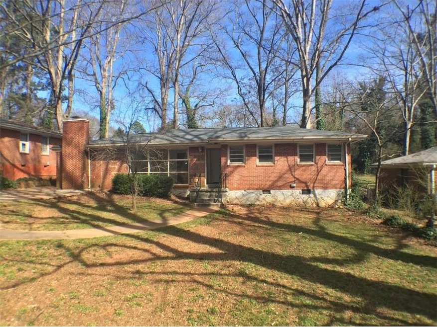 Property Front with expansive yard! Lots of Potent