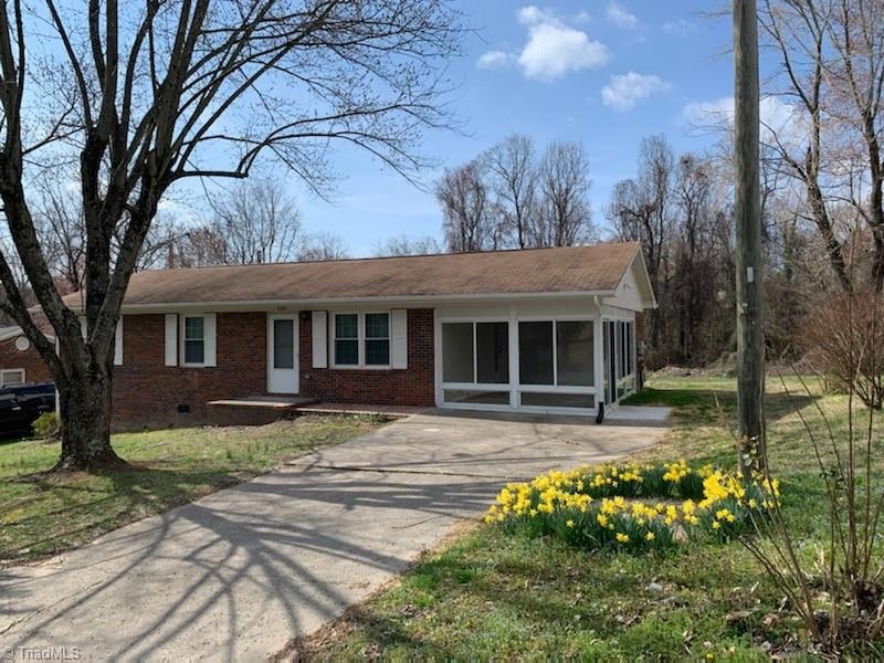 520 Staples St, Reidsville, NC 27320 - photo 1