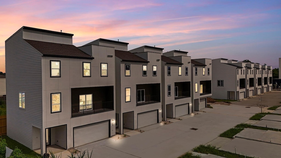 4717 Thornton Views Rd, Houston, TX 77018 - photo 1