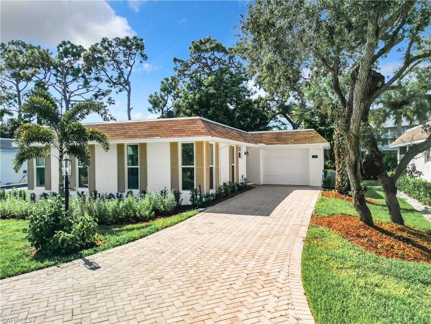 View of front facade featuring a front yard and a 