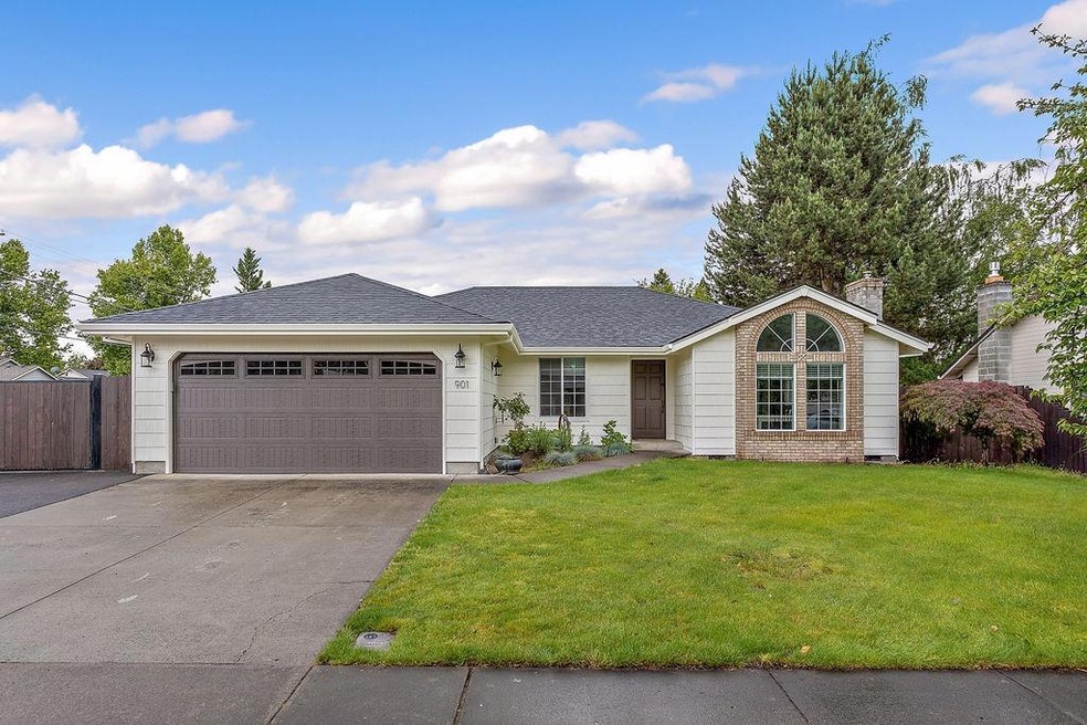 901 Pittview Ct, Central Point, OR 97502 - photo 1