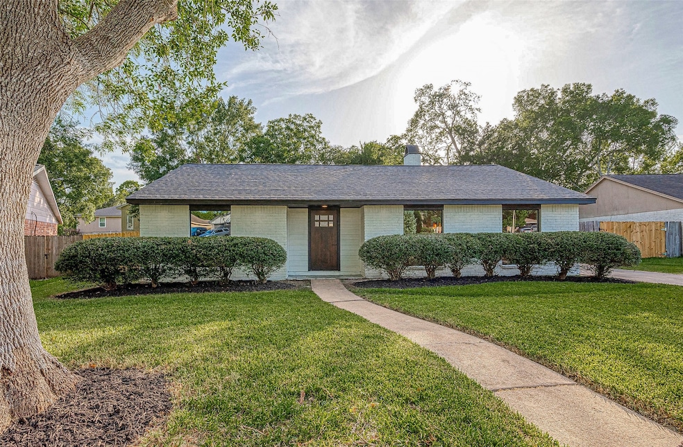 16426 Oxnard Ln, Friendswood, TX 77546 - photo 1