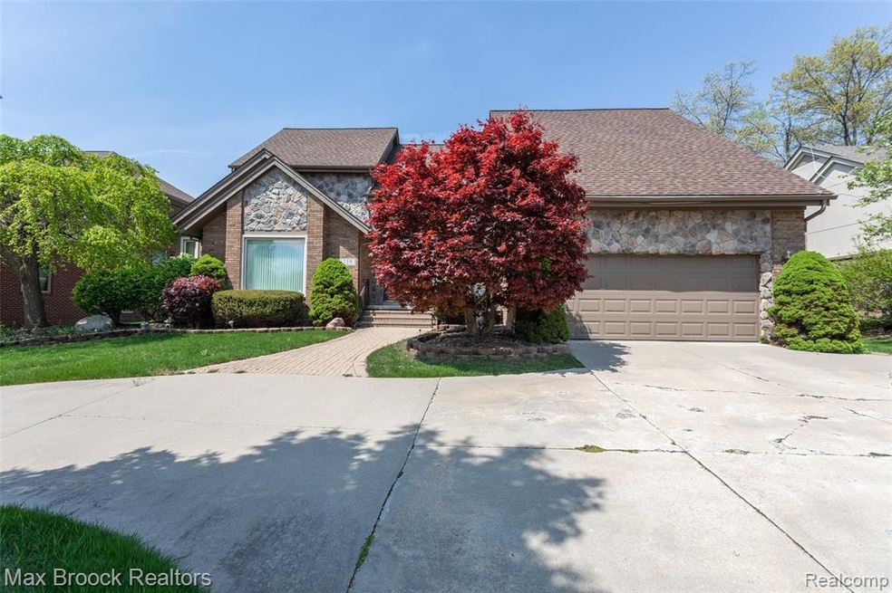 6739 Ravines Cir, West Bloomfield, MI 48322 - photo 1