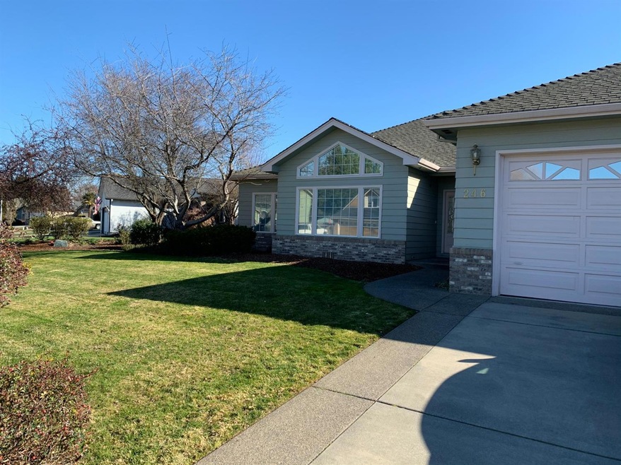 246 Meadowbrook Dr, Central Point, OR 97502 - photo 1