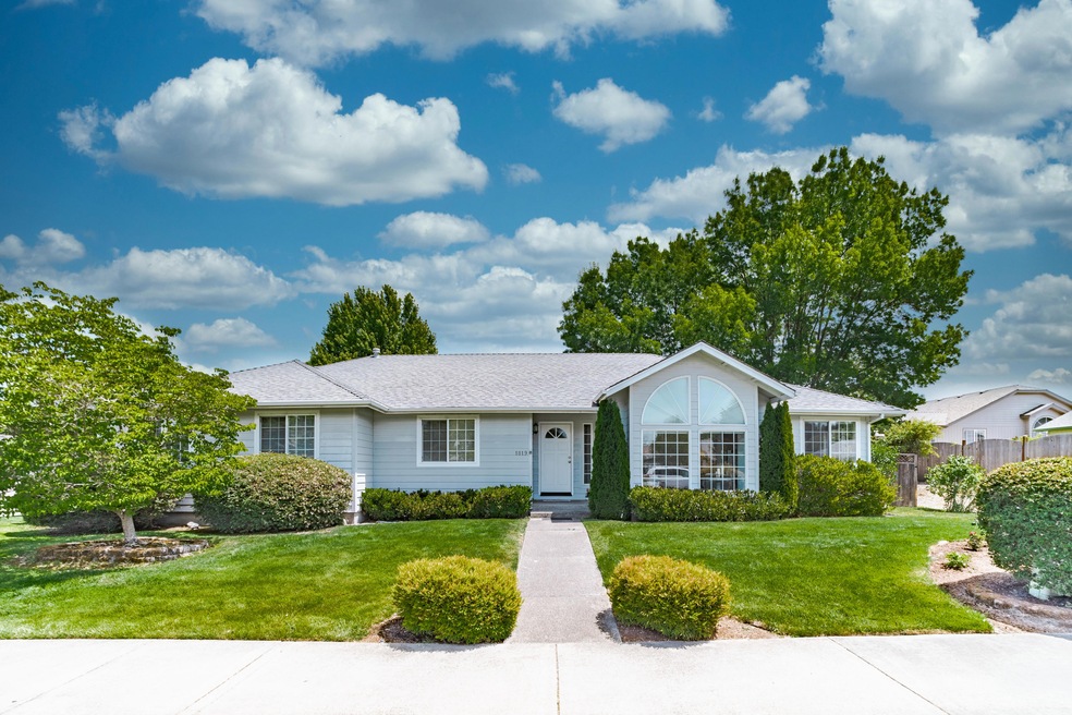 1819 W Harbeck Rd, Grants Pass, OR 97527 - photo 1