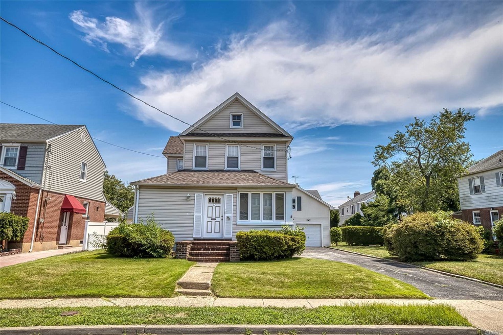 71 Walnut St, West Hempstead, NY 11552 - photo 1