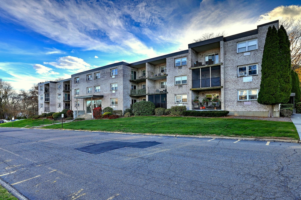 308 Meadowside Rd unit 202, Milford, CT 06460 - photo 1