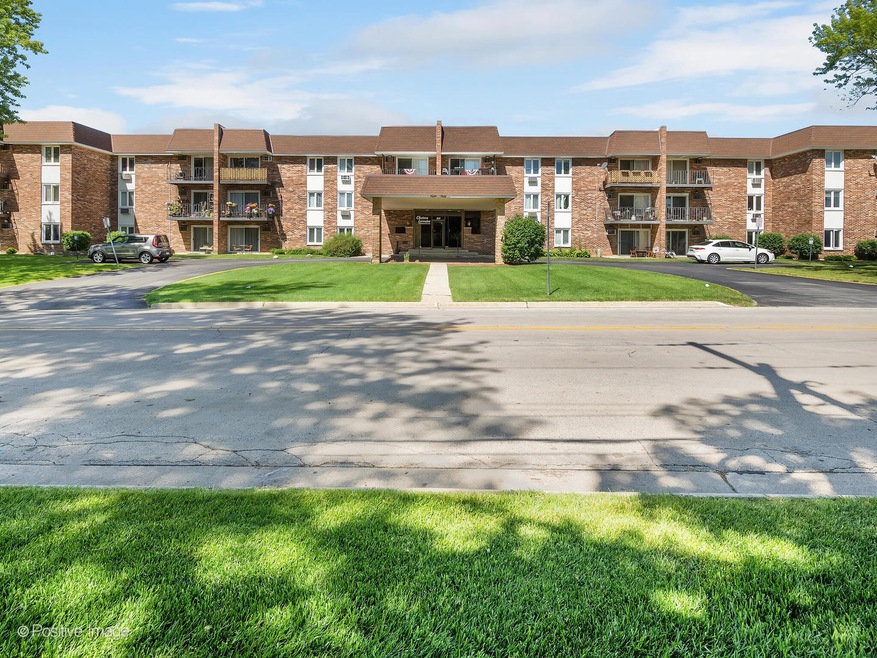 850 S Lorraine Rd unit 2M, Wheaton, IL 60189 - photo 1