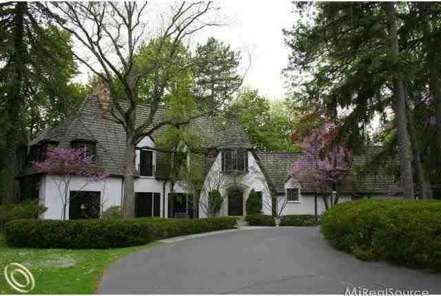 Landmark one-of-a-kind 1920's wooded riverside est