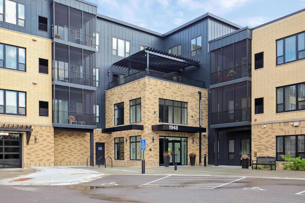 1948 W Wayzata Blvd unit 308, Long Lake, MN 55356 - photo 1