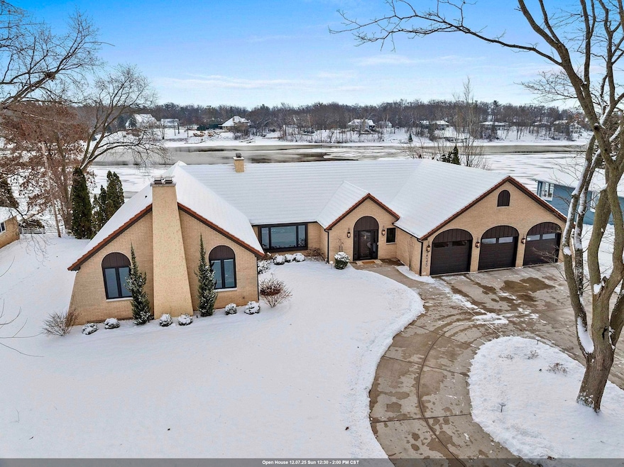 2045 Lost Dauphin Rd, de Pere, WI 54115 - photo 1