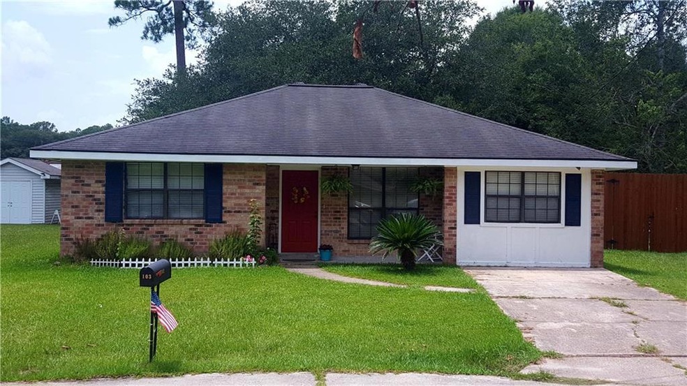 Great curb appeal! On quiet cul de sac!