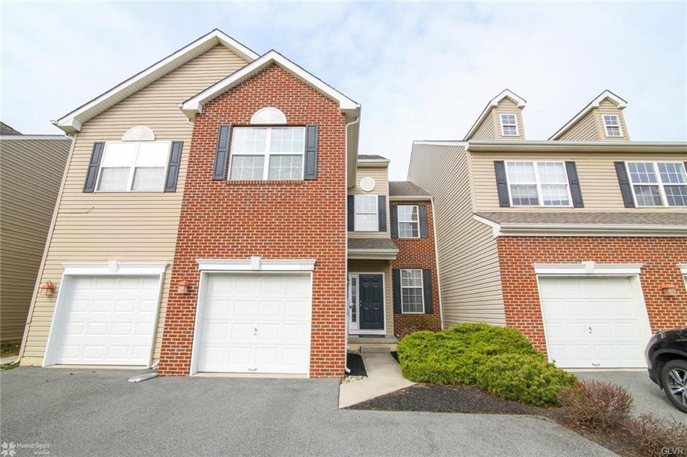 5562 Spring Ridge Dr W, Macungie, PA 18062 - photo 1