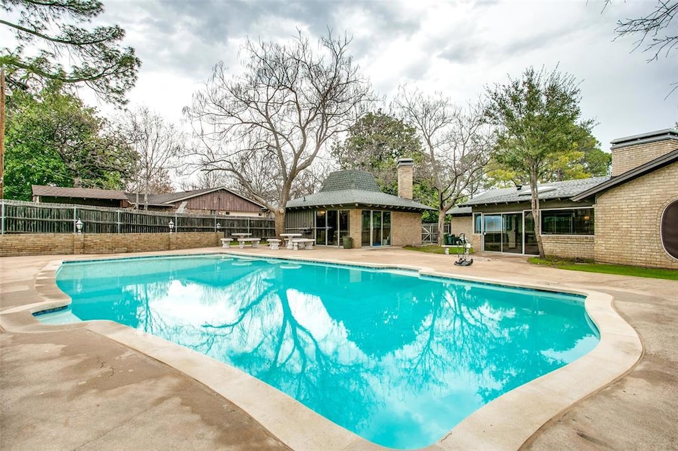 1811 Camelot Dr, Grapevine, TX 76051 - photo 1