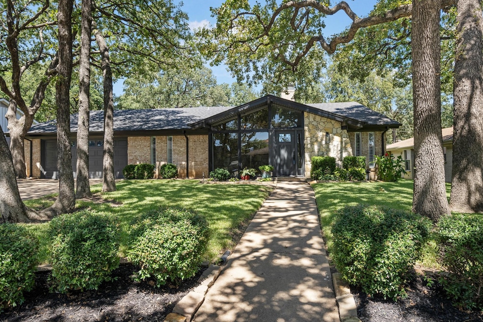 712 Thousand Oaks Dr, Hurst, TX 76054 - photo 1