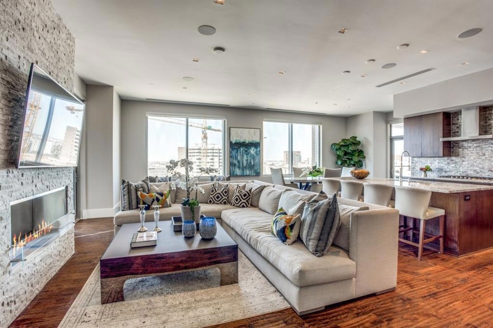 Light filled and sky view living space at the Ston