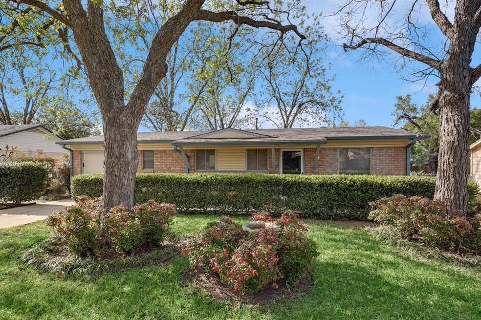 721 Oak Dr, Hurst, TX 76053 - photo 1