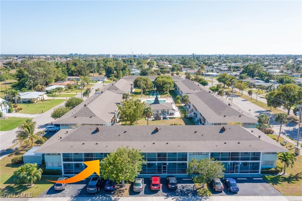 Birds eye view of property featuring a residential