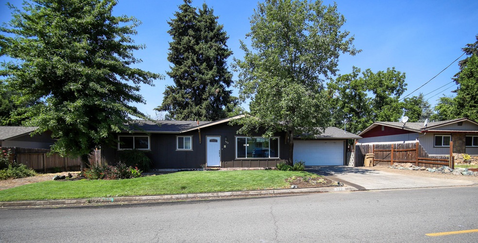 922 SW Spruce St, Grants Pass, OR 97526 - photo 1